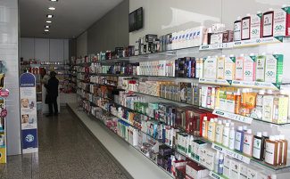 Expositores de medicamentos da Farmácia Moderna